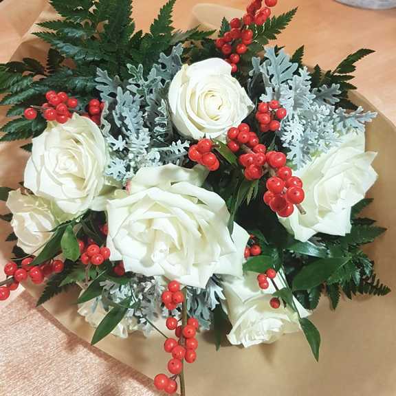 Bouquet Fiori Natalizio Rose Ilex Consegna A Domicilio