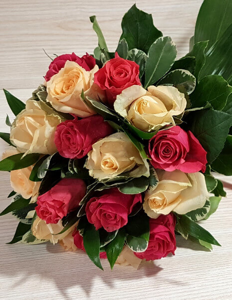 Bouquet rose compatto in due tonalità di colore - PICCOLO