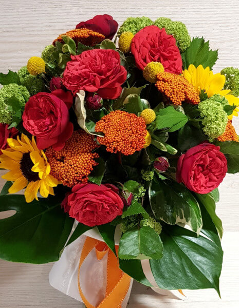 Bouquet con fiori assortiti gialli, arancioni e rossi