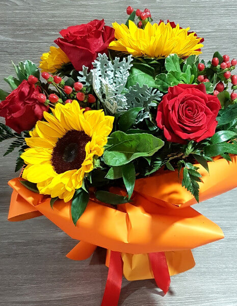 Bouquet di girasoli  rose e verdi di complemento - PICCOLO