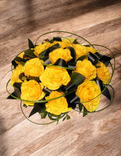 Centrotavola di rose gialle e verdi di complemento. 