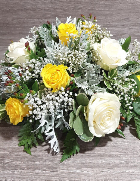 Centrotavola di rose con verdi decorativi - PICCOLO