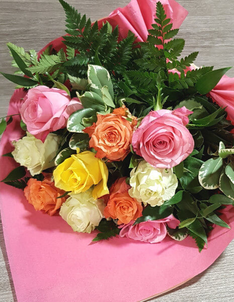 Bouquet di rose colororate miste