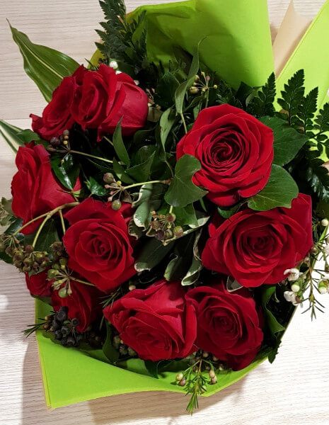 Bouquet di rose rosse in confezione regalo.