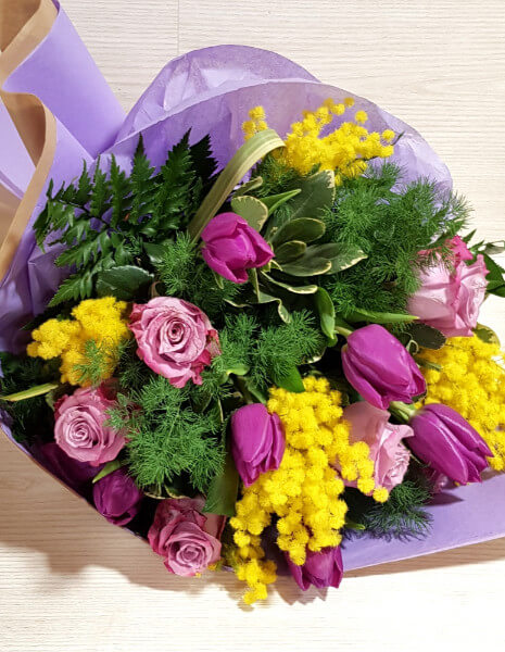 Bouquet di tulipani, rose e mimosa