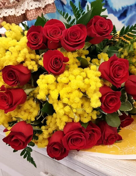 Mazzo di rose rosse a gambo lungo, con mimosa