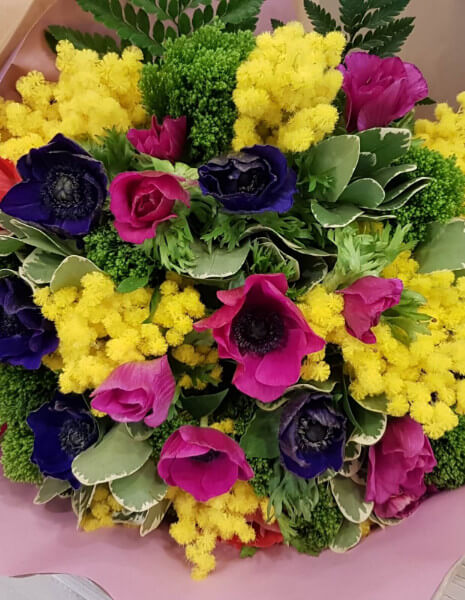Bouquet anemoni misti con Mimosa