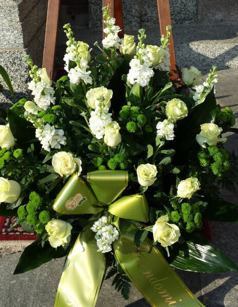 Composizione fiori bianchi per funerale