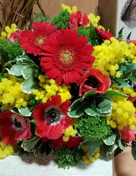 Bouquet fiori rossi/arancio con mimosa - PICCOLO