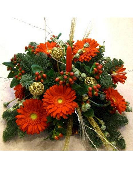 Centrotavola classico natalizio con candela.