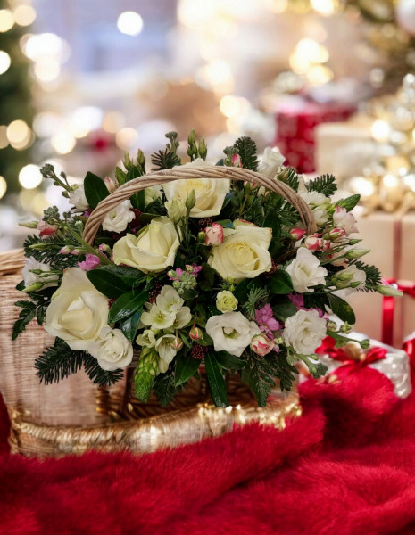 Composizione di fiori natalizia in cesto