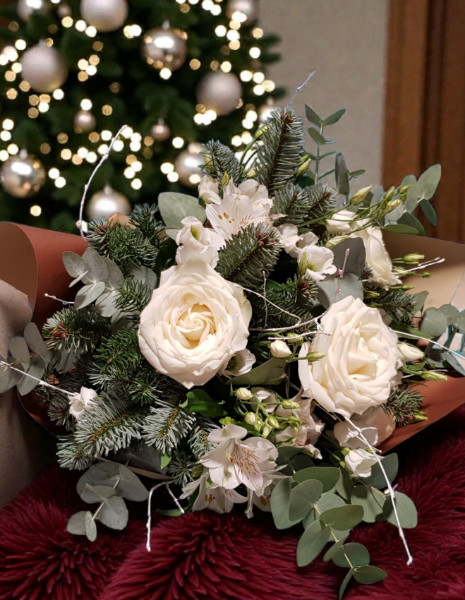 Bouquet di fiori natalizio total white